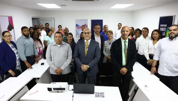 Colaboradores  Promipyme asisten a charla "El Costo de una Patria"